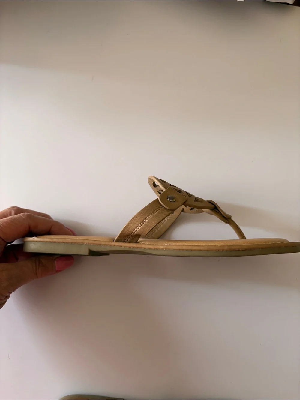 Dolce Vita Women's Tan Cutout Thong Sandals - Casual Slip-On Comfort size 6